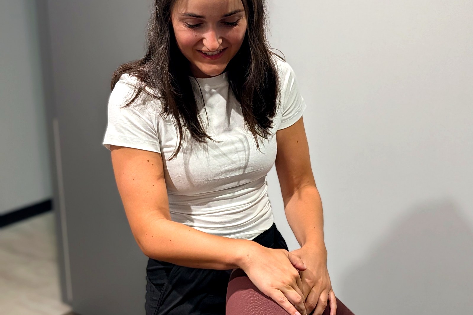 A patient receives fascial-stretch-therapy for knee pain. 